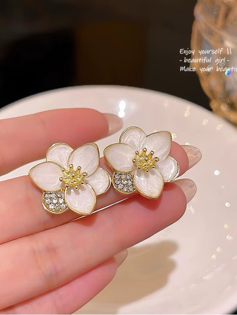 **High Quality Elegant White Flower Crystal Stud Earrings – Gold Accent